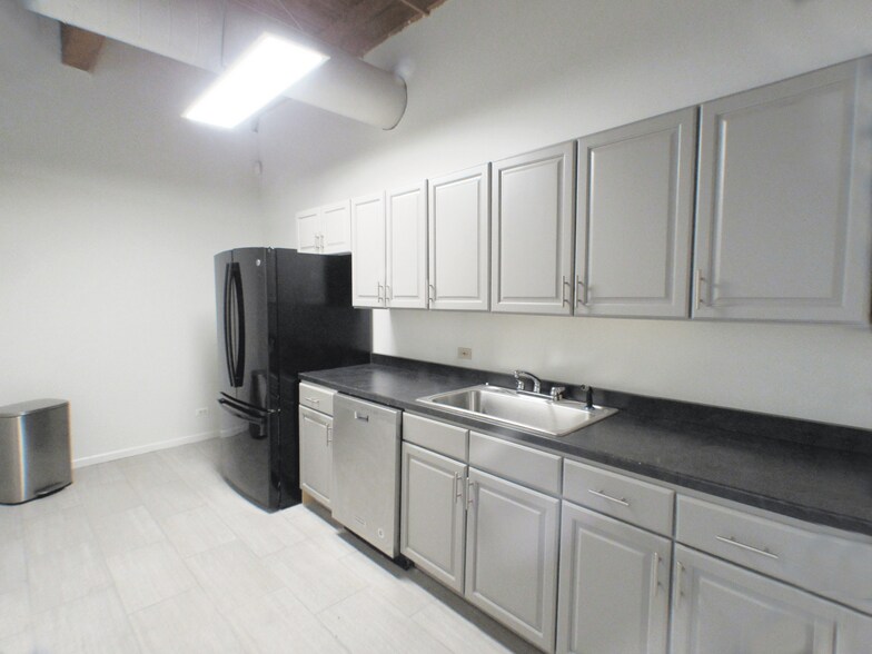 More Photos Of 566 W Adams St, Chicago Loft Creative Space For Lease