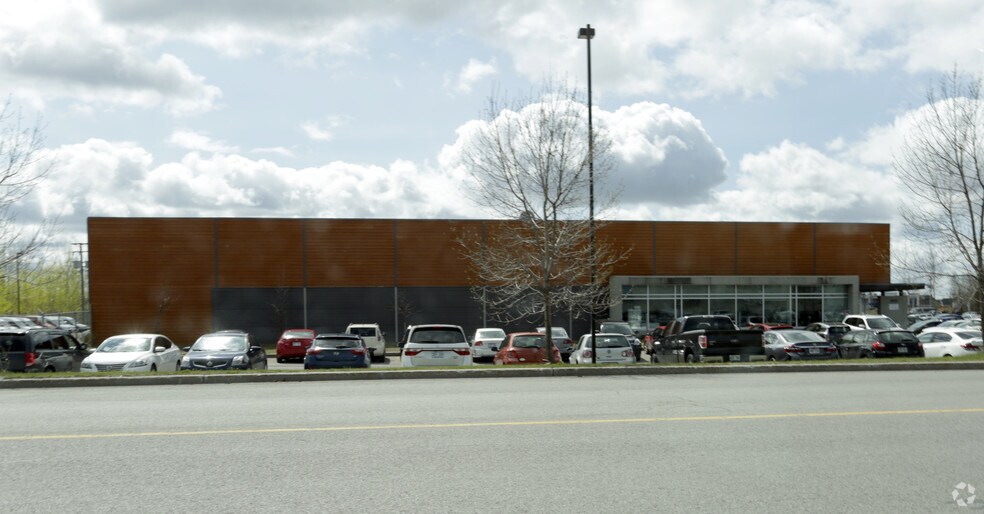 More Photos Of 4800 Rue Louis-B.-Mayer, Laval Post Office For Sale