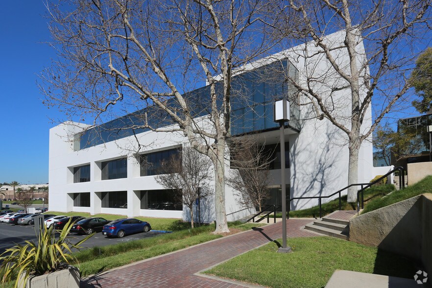 More Photos Of 19762 MacArthur Blvd, Irvine Loft Creative Space For Lease