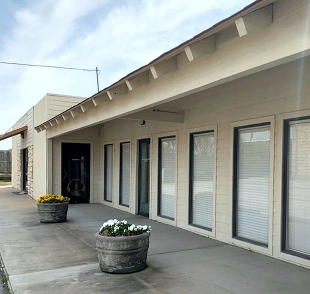 Primary Photo Of 400 S Elm Plz, Broken Arrow Freestanding For Lease