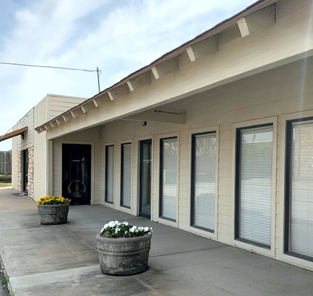 Primary Photo Of 400 S Elm Plz, Broken Arrow Freestanding For Lease
