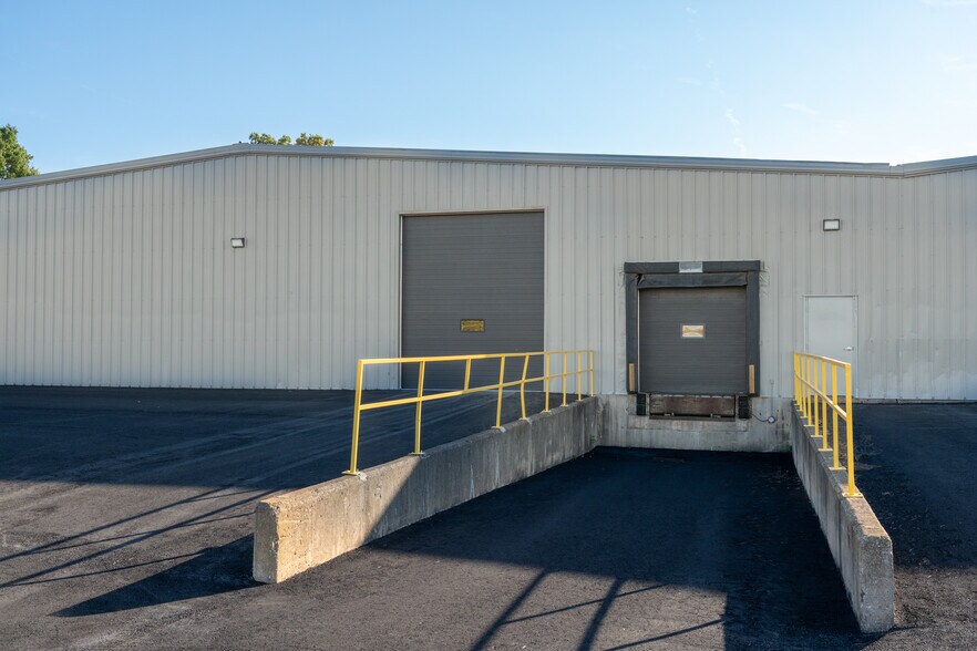 More Photos Of 6050 Don Murie St, Niagara Falls Warehouse For Lease