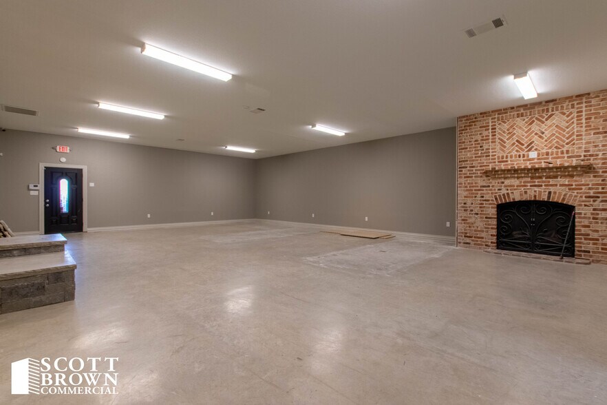More Photos Of 1212 W Sherman Dr, Aubrey Showroom For Lease