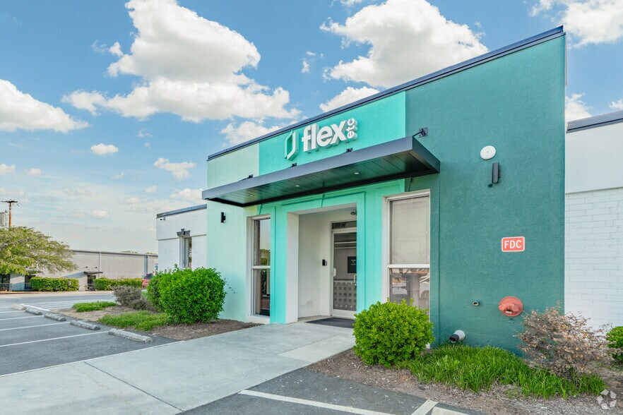 More Photos Of 900 Pressley Rd, Charlotte Warehouse For Lease