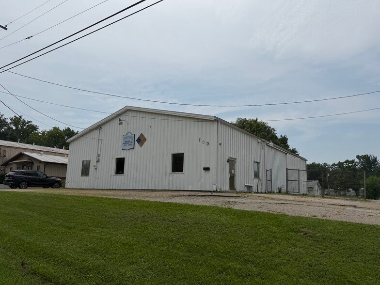 Primary Photo Of 709 N Lincoln Ave, Springfield Industrial For Sale