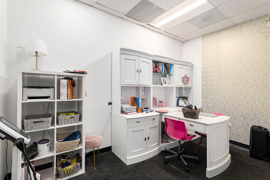 More Photos Of 221 W County Line Rd, Littleton Freestanding For Lease