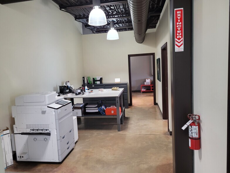 More Photos Of 10 Rue Gaston-Dumoulin, Blainville Light Distribution For Lease