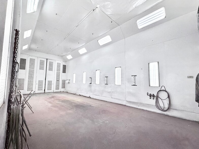 More Photos Of 701 SW 1st St, Oak Grove Industrial For Lease