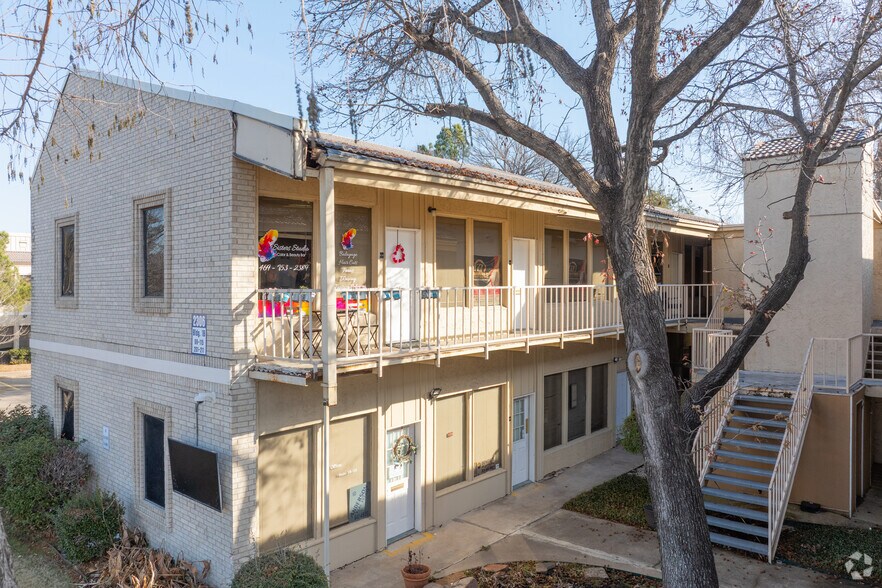 More Photos Of 2305 Oak Ln, Grand Prairie Office For Sale