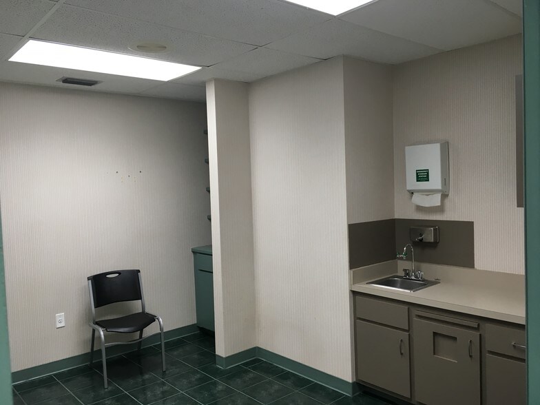 More Photos Of 908 S Parsons Ave, Brandon Medical For Lease