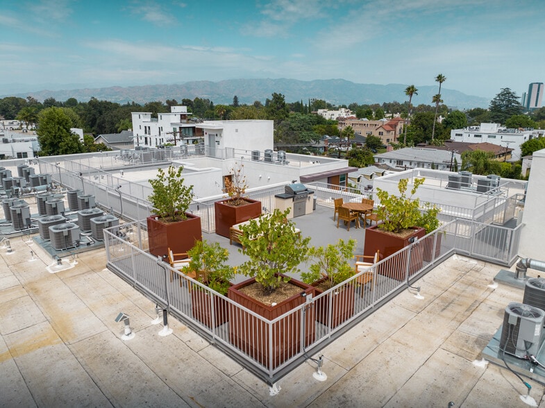 More Photos Of 10555 Bloomfield St, Toluca Lake Apartments For Sale