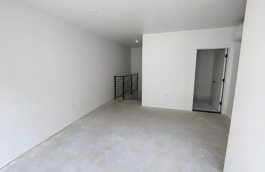 More Photos Of 407 Tompkins Ave, Brooklyn Storefront For Lease