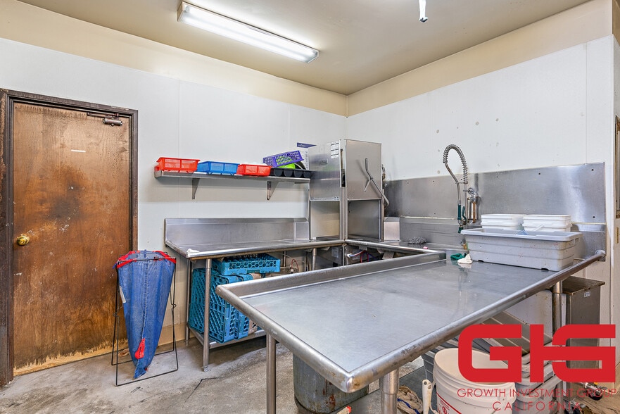 More Photos Of 14745 Palmdale Rd, Victorville General Retail For Sale