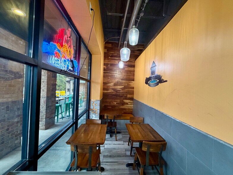 More Photos Of 1105 Main St, Forest Park Freestanding For Lease