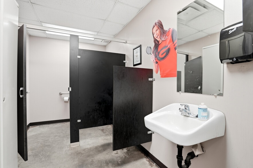 More Photos Of 6190 Parkway North Dr, Cumming Light Distribution For Sale