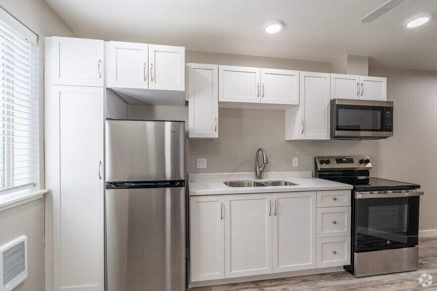 More Photos Of 2320 NW Lakeside Pl, Bend Multifamily For Sale