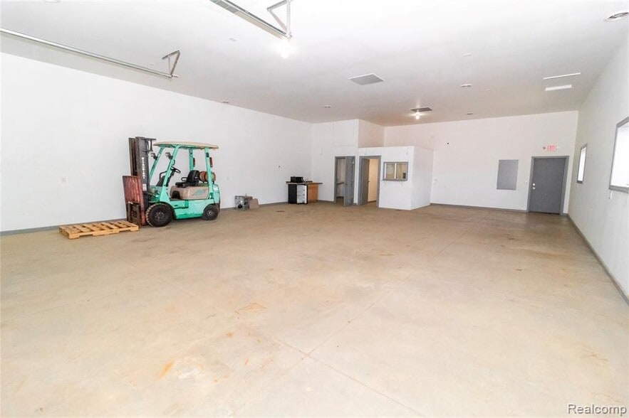 More Photos Of 1697 N Saginaw St, Lapeer Warehouse For Lease
