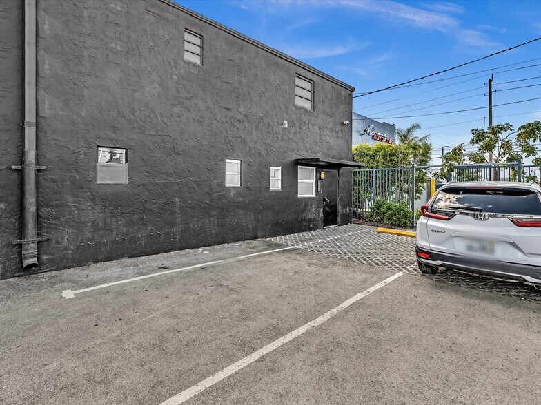 More Photos Of 7880-7882 NW 56th St, Miami Warehouse For Lease