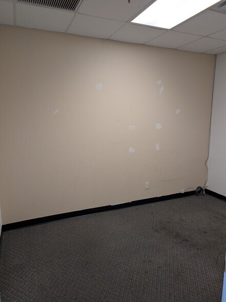 More Photos Of 1052-1060 Endeavor Ct, Nokomis Warehouse For Lease