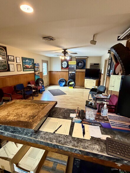 More Photos Of 1529 E Philadelphia Ave, Gilbertsville Auto Repair For Sale
