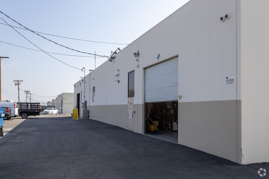 More Photos Of 16611-16615 Arminta St, Van Nuys Flex For Lease