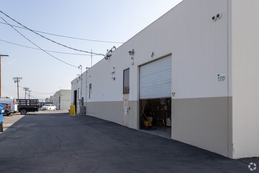 More Photos Of 16611-16615 Arminta St, Van Nuys Flex For Lease