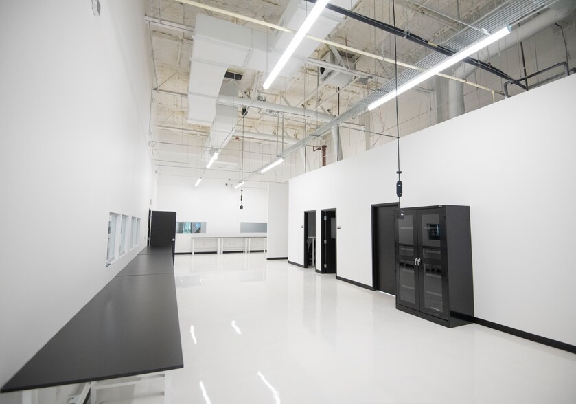 More Photos Of 805 W Central Blvd, Orlando Light Manufacturing For Lease