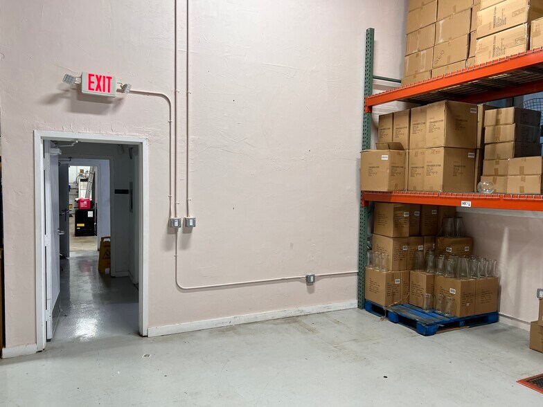 More Photos Of 6960-6972 NW 50th St, Miami Warehouse For Lease