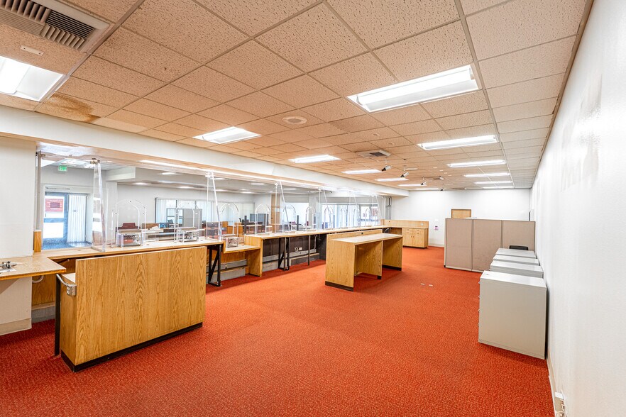 More Photos Of 2495 Lakeshore Dr, Lake Elsinore Bank For Sale