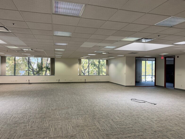 More Photos Of 4820-4822 McGrath St, Ventura Research And Development For Lease