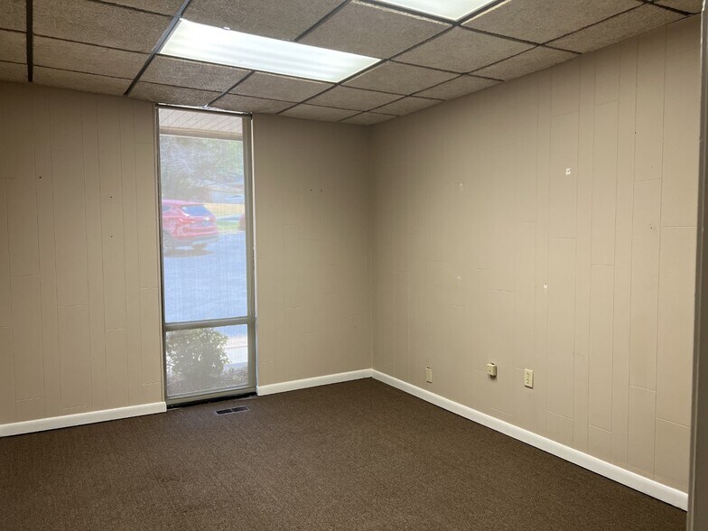 More Photos Of 302 Pointer Trl W, Van Buren Office For Sale