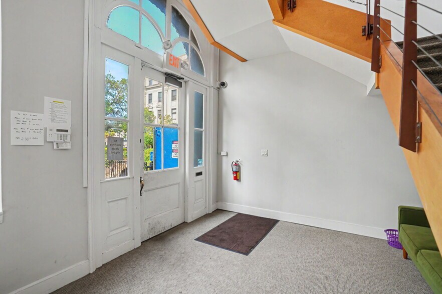 More Photos Of 12 E Bay St, Savannah Storefront Retail Office For Lease