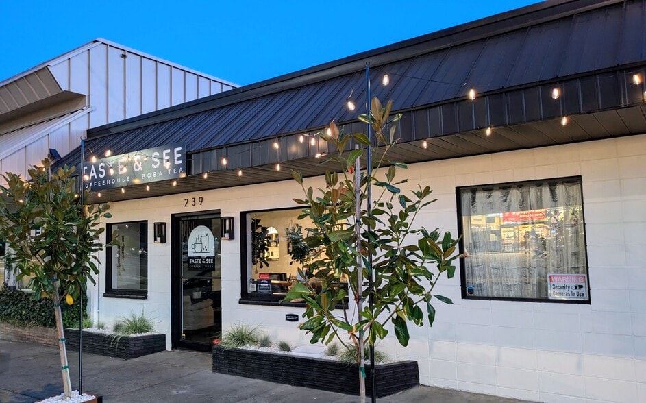 More Photos Of 237 SE G St, Grants Pass Storefront Retail Office For Sale