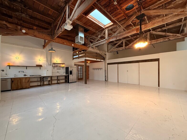 More Photos Of 209 San Juan Ave, Venice Flex For Lease