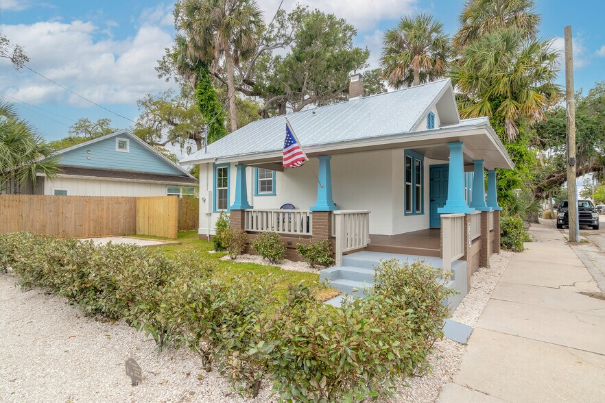 More Photos Of 208 Douglas St, New Smyrna Beach Office Residential For Sale