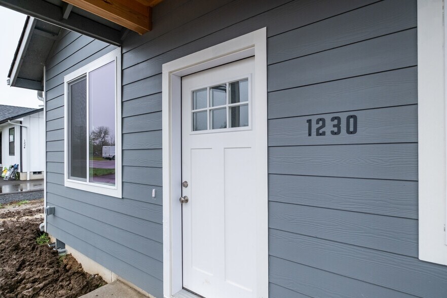 More Photos Of 1230 49th Ave, Sweet Home Multifamily For Sale