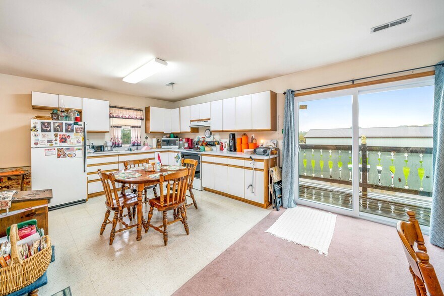 More Photos Of 645 E Lasalle St, Somonauk Showroom For Lease