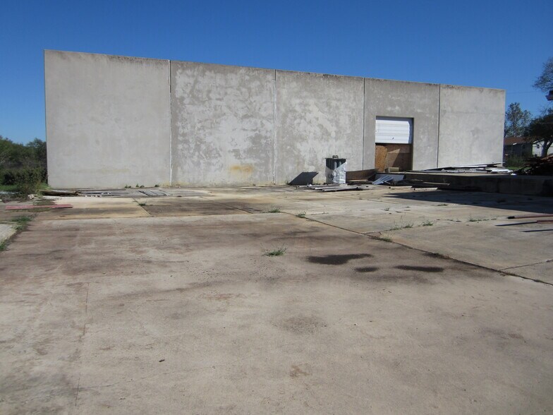 More Photos Of 10141 TX Loop 106, Adkins Showroom For Sale