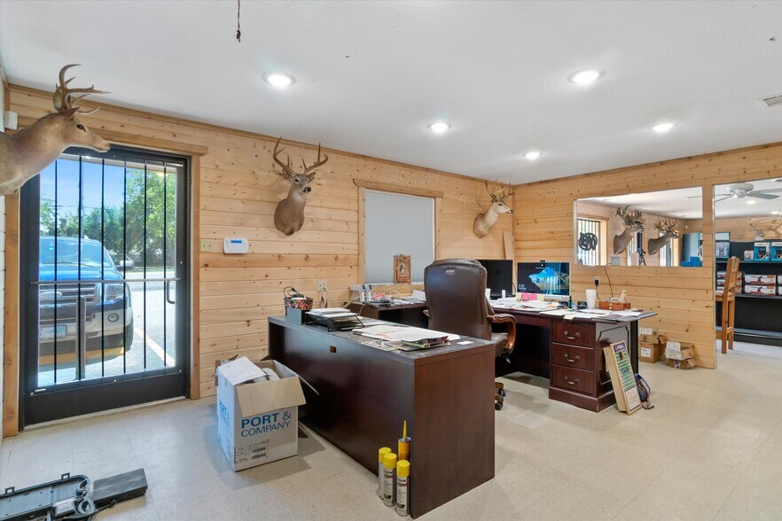 More Photos Of 701 E Pine St, Edgewood Flex For Lease