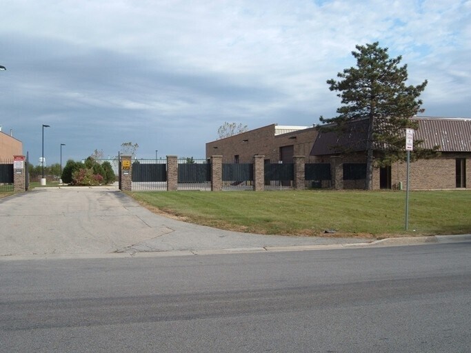 More Photos Of 445-449 Randy Rd, Carol Stream Warehouse For Lease