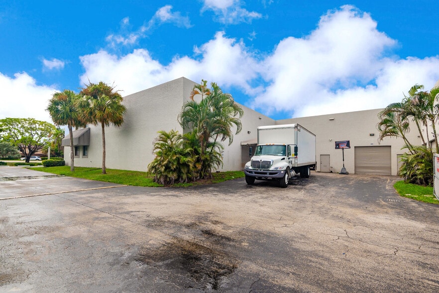 More Photos Of 3650 Coral Ridge Dr, Coral Springs Light Manufacturing For Sale