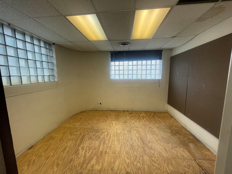 More Photos Of 912 E 21st St, Indianapolis Warehouse For Lease