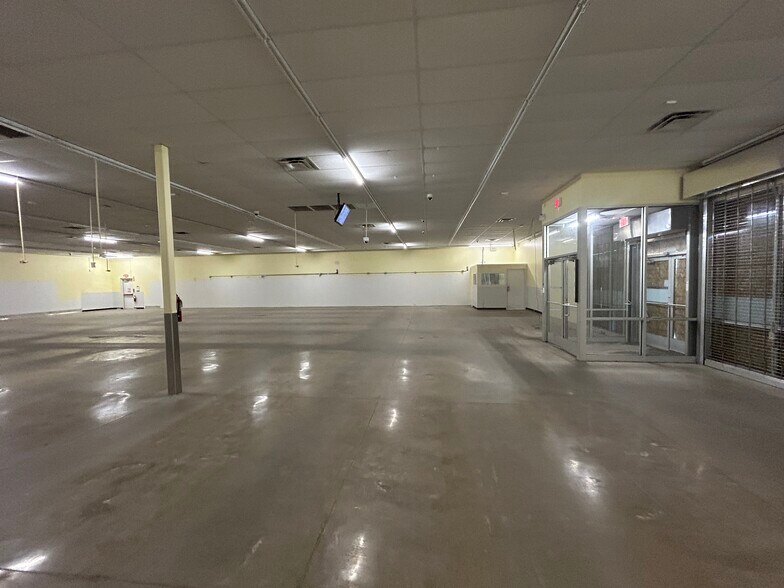 More Photos Of 2250 W Davison, Detroit Freestanding For Lease