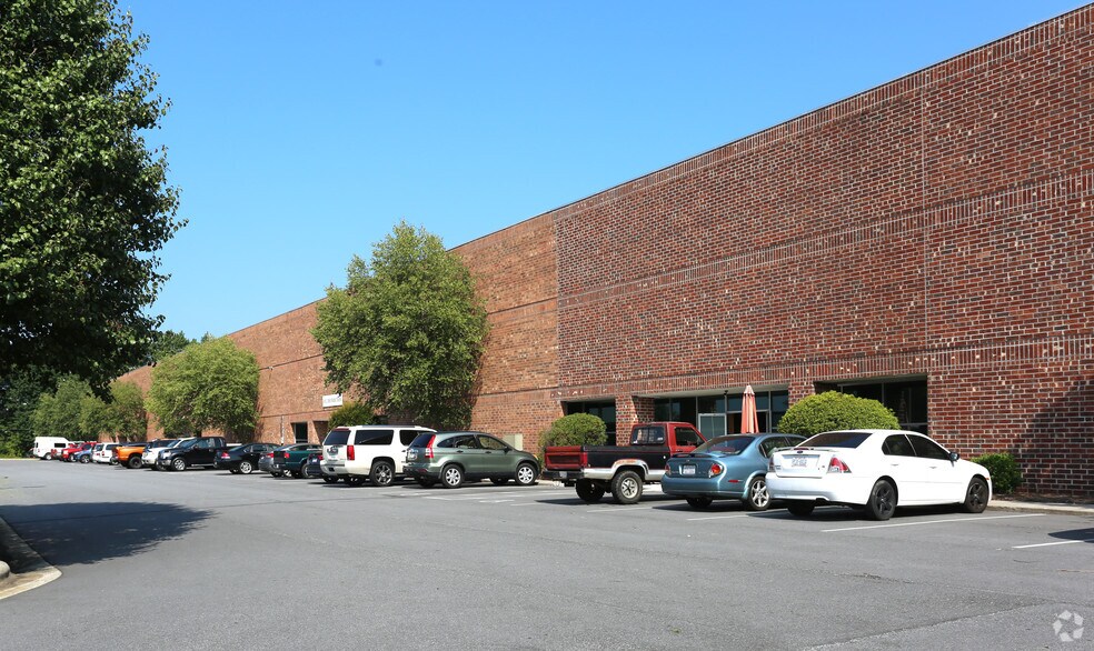 More Photos Of 6348 Burnt Poplar Rd, Greensboro Warehouse For Lease