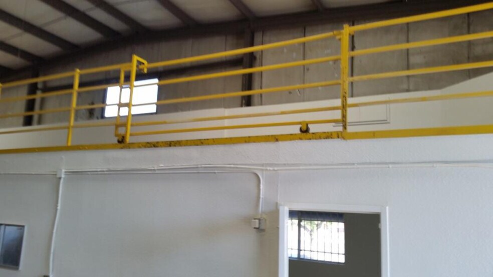 More Photos Of 445 E Menlo Ave, Hemet Warehouse For Lease