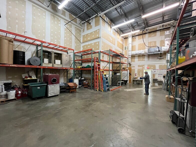 More Photos Of 8982-9050 Hornbaker Rd, Manassas Warehouse For Lease