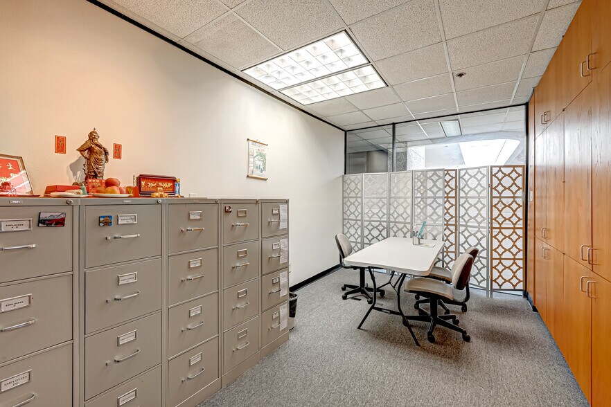 More Photos Of 6100 Corporate Dr, Houston Office For Sale