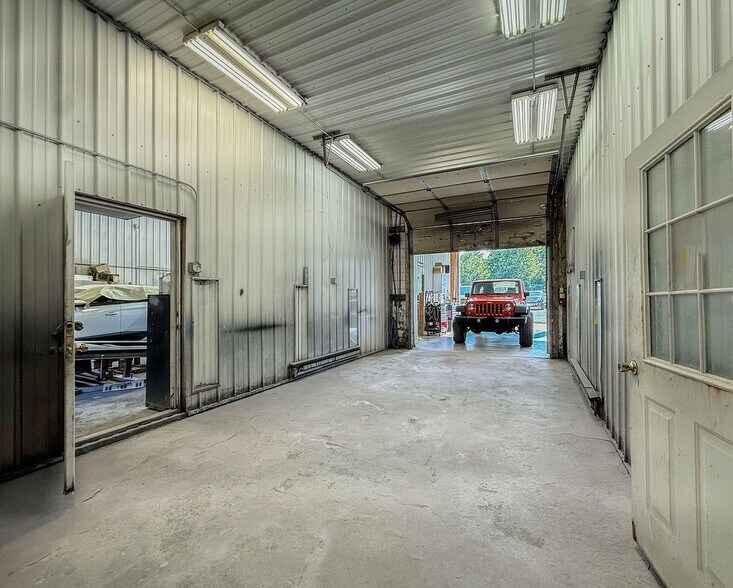 More Photos Of 888 Commercial Blvd, Herculaneum Warehouse For Sale