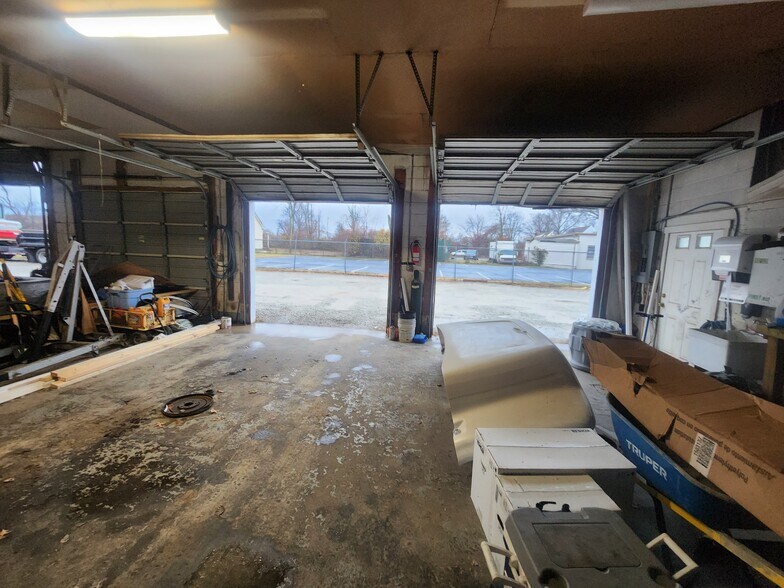 More Photos Of 217 Steedly Dr, Louisville Light Distribution For Sale