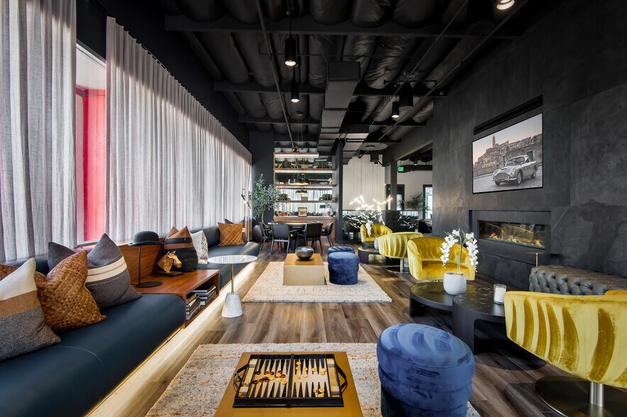 More Photos Of 3080 Airway Ave, Costa Mesa Showroom For Sale